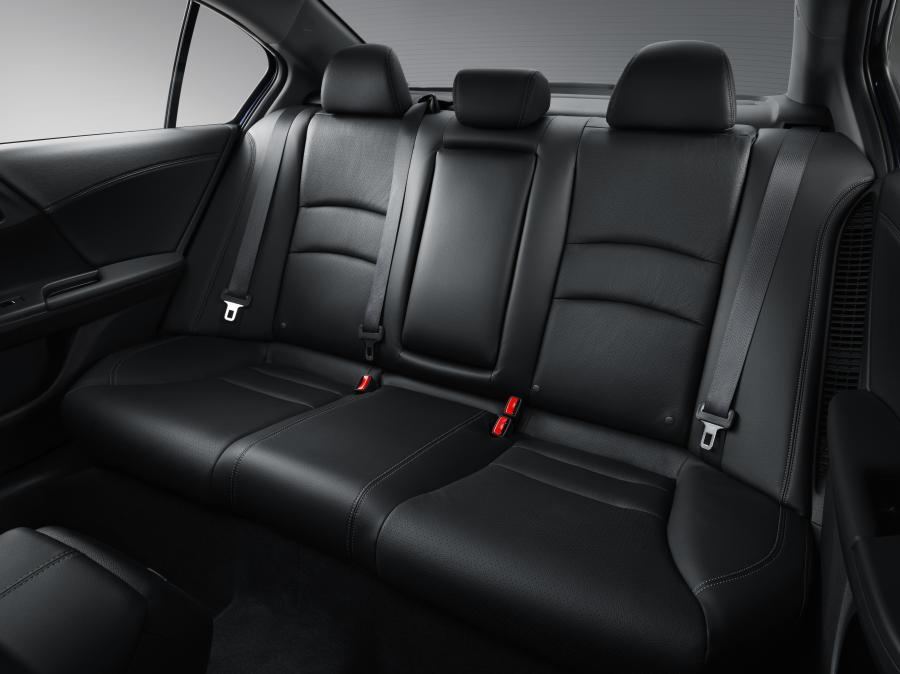 Интерьер Honda Accord Hybrid 2016 года  (NA) (фото 38 из 41)